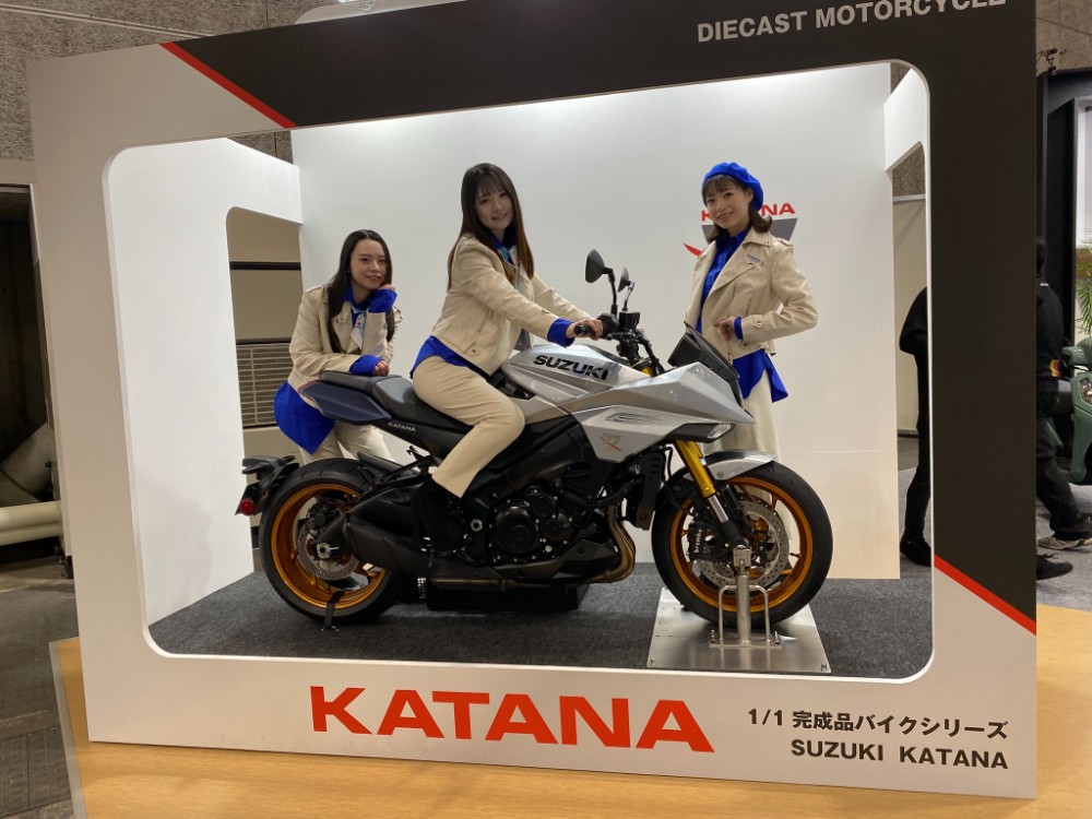 大阪インフォメーションスタッフ(左より青木るか、白椛れい、MC逢坂真希)