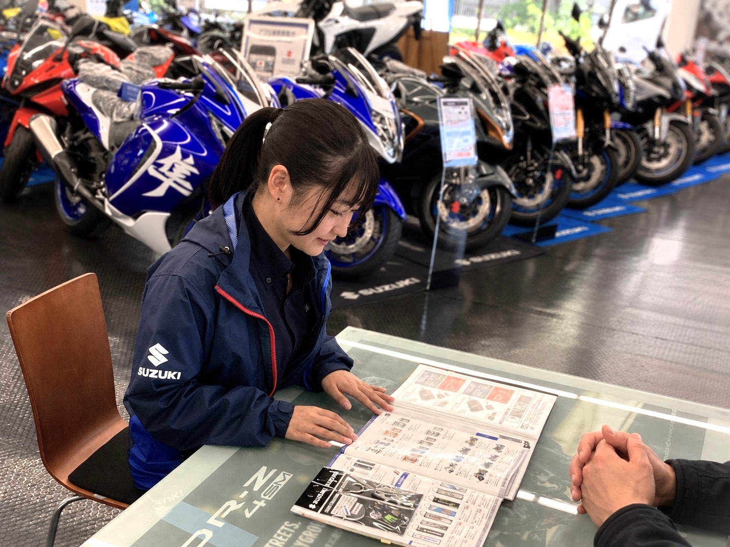 スズキワールド女性スタッフ　お客様対応・接客