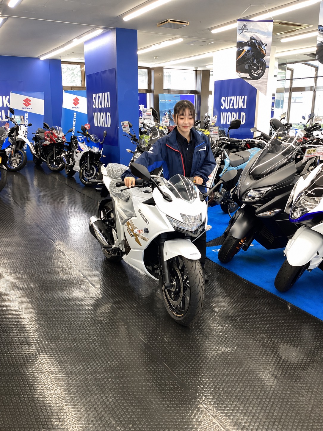 バイクディーラー 接客 仕事 内容 女性スタッフ