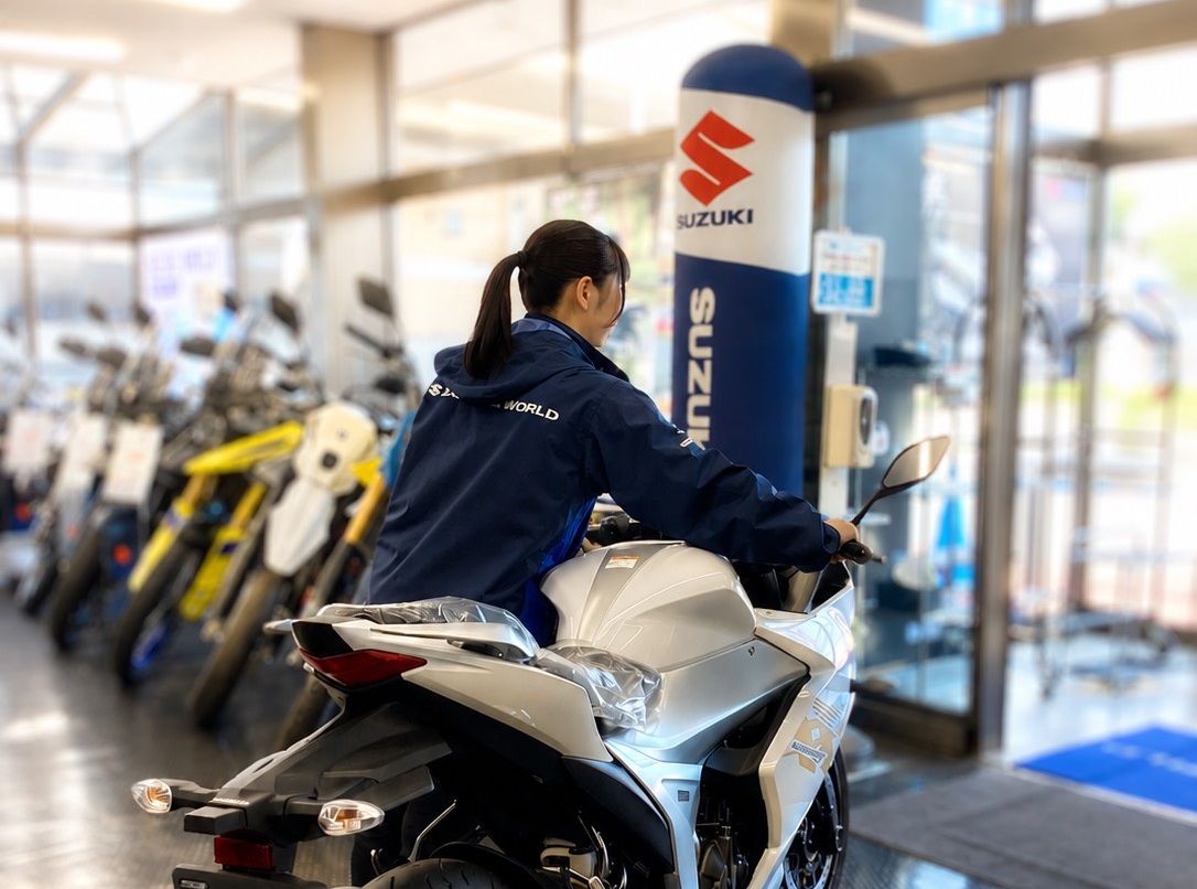 スズキワールド女性スタッフ　開店準備